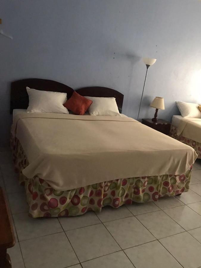 Tropical Court Hotel Montego Bay Eksteriør bilde
