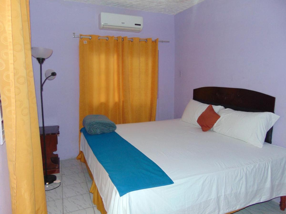 Tropical Court Hotel Montego Bay Eksteriør bilde