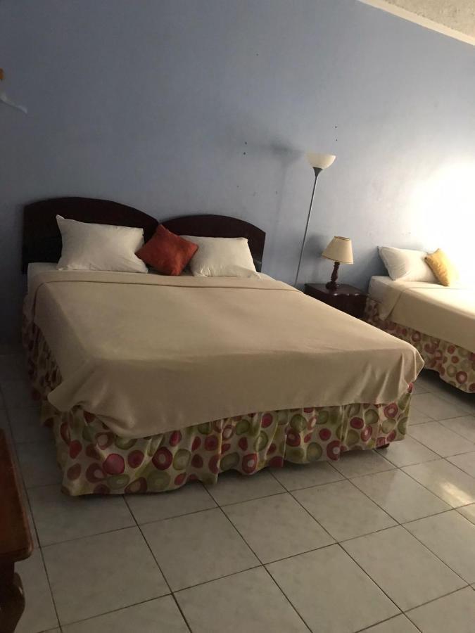 Tropical Court Hotel Montego Bay Eksteriør bilde