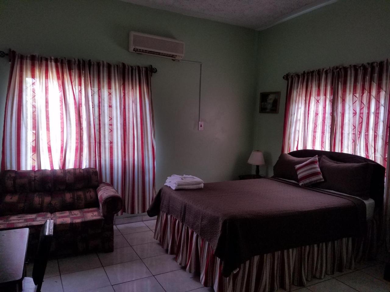 Tropical Court Hotel Montego Bay Eksteriør bilde
