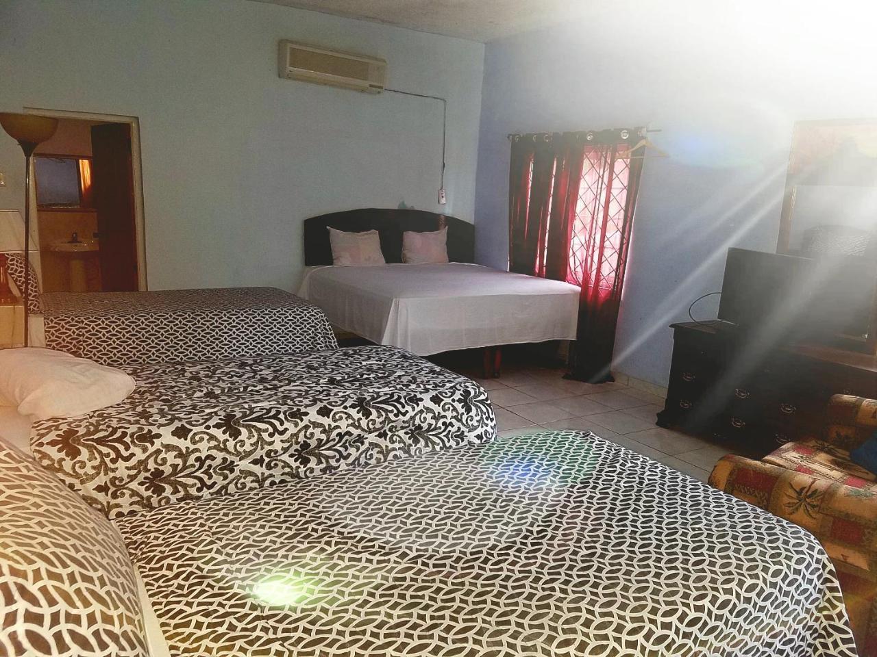 Tropical Court Hotel Montego Bay Eksteriør bilde