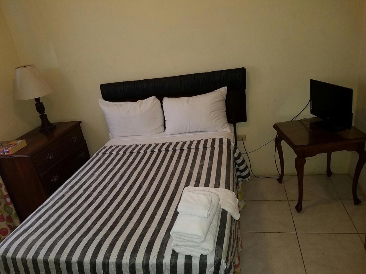 Tropical Court Hotel Montego Bay Eksteriør bilde