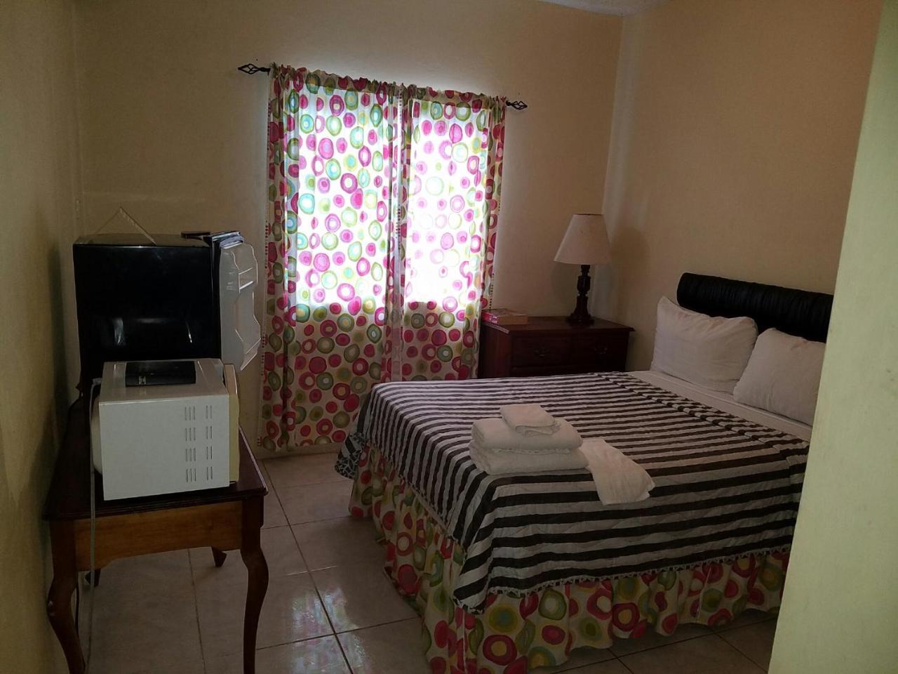 Tropical Court Hotel Montego Bay Eksteriør bilde