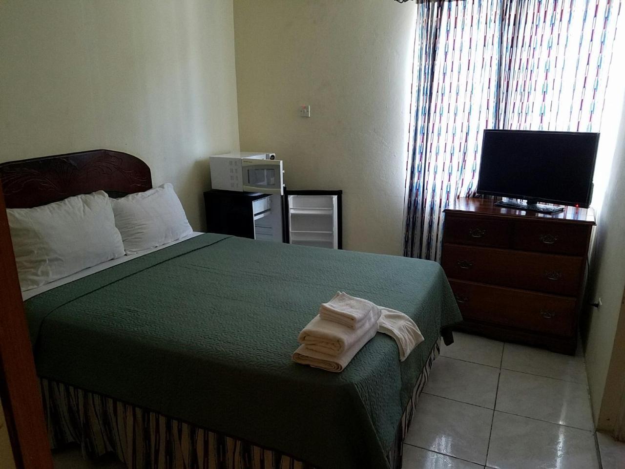 Tropical Court Hotel Montego Bay Eksteriør bilde