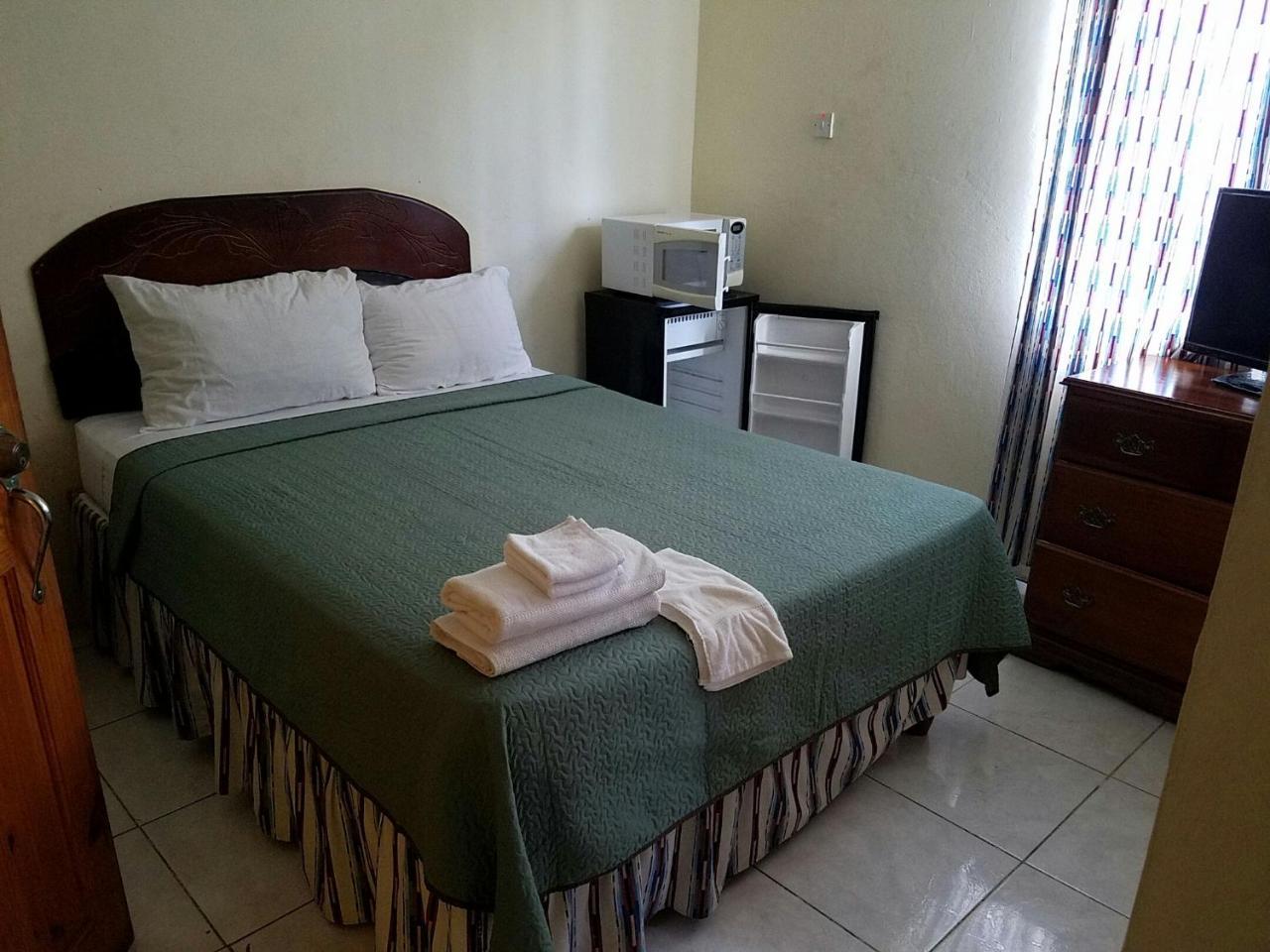 Tropical Court Hotel Montego Bay Eksteriør bilde